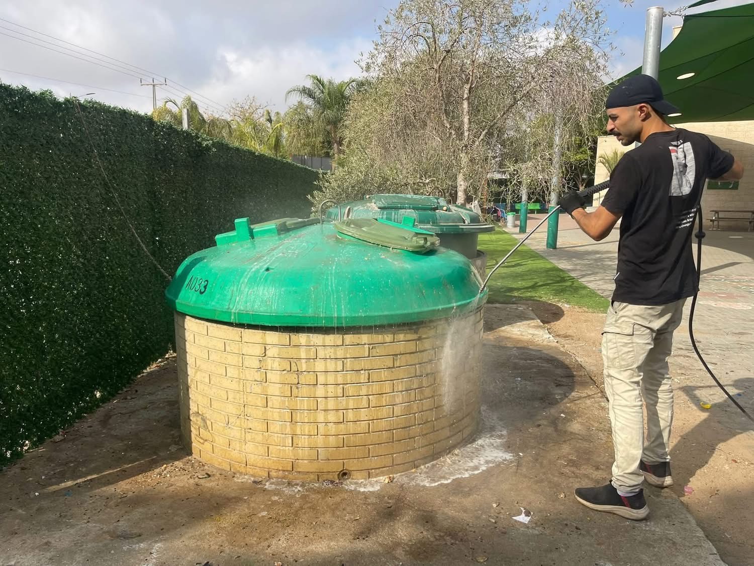 You are currently viewing دائرة تحسين ملامح المدينة  تقوم في هذه الأيام بحملة تنظيف وتعقيم الحاويات في مختلف أنحاء المدينة