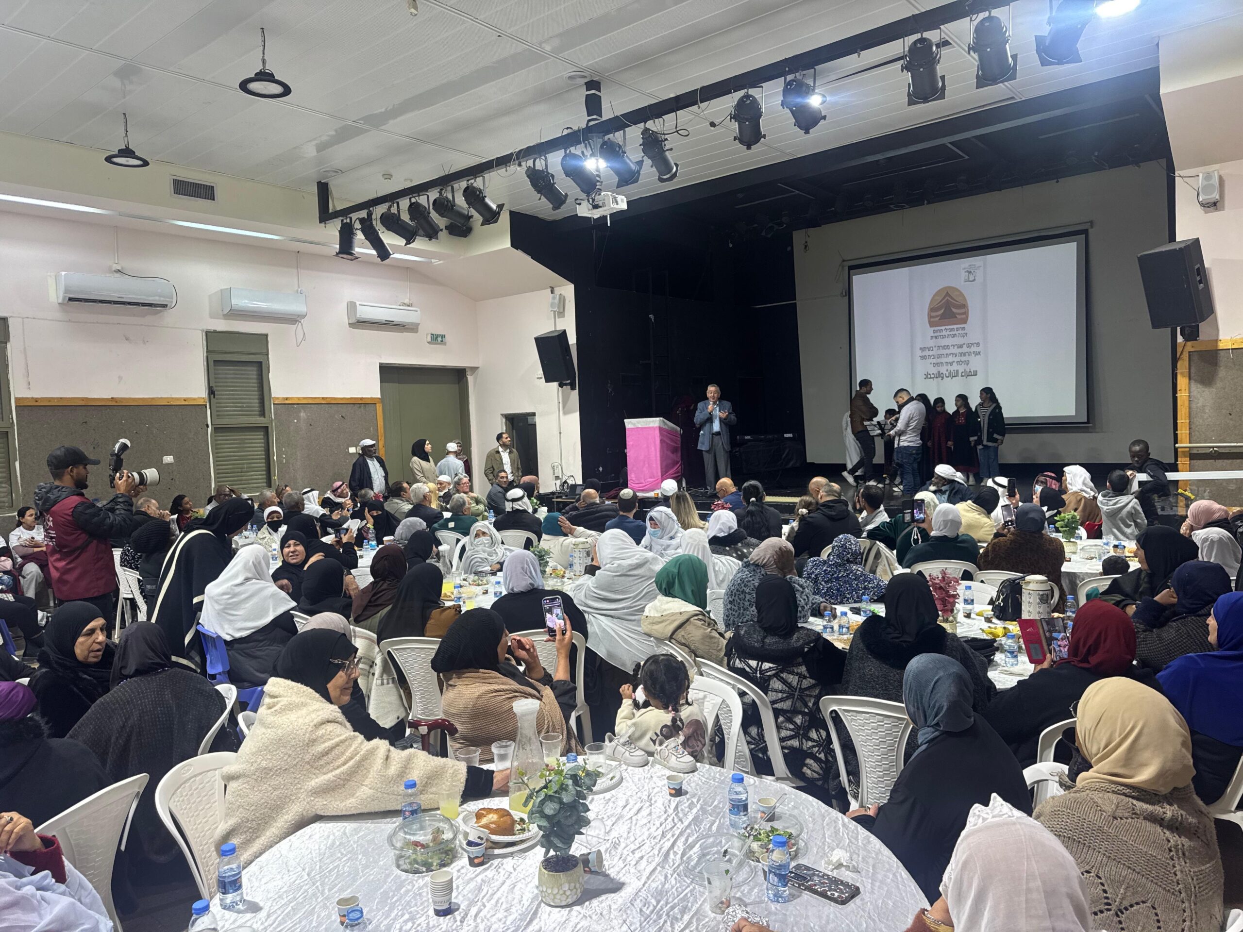 You are currently viewing بلدية رهط بالتعاون مع المركز الجماهيري تنظم احتفالًا تكريميًا لمسنّي المدينة من الرجال والنساء، عرفانًا بمكانتهم الرفيعة ودورهم الأصيل في بناء المجتمع وترسيخ قيمه وتاريخه